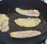 Мясо обмакиваем в кляр и осторожно выкладываем на сковороду.	
