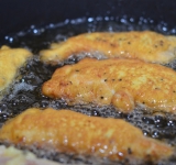 Обжариваем мясо до золотистого цвета с двух сторон.	