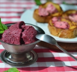 Наутро вкуснейшее ягодное мороженое готово. Восхитительный десерт особенно хорошо подойдет к обеду в жаркий, знойный летний полдень. Приятного аппетита! 
 
Cсылка на оригинальный рецепт:  hellokitchen.ru/408/berry-ice-cream/ 	