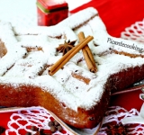 Посыпаем кекс сахарной пудрой, украшаем по собственному вкусу и подаем к столу. Получается очень вкусно и празднично! Приятного чаепития! 
 
Cсылка на оригинальный рецепт:  www.picantecooking.com/recipe/rozhdestvenskii-pryanyi-keks-s-chernoslivom 	