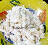 Кусочки марципана и цукаты обваливаем в муке.	