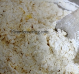 Соль, муку, сахарную пудру просеиваем в большую миску. Дрожжи растворяем в небольшом количестве молока. В остальном молоке растапливаем масло и остужаем. Шафран замачиваем в роме. Желтки взбиваем до однородности и добавляем к муке, хорошо перемешиваем.	