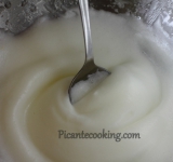 Пока остужаются куличи, делаем глазурь. В небольшой емкости перемешиваем до однородности лимонный сок и сахарную пудру. В отдельной емкости взбиваем белки до крепких пиков. Продолжая взбивать белки, постепенно вводим сахарно-лимонную смесь и миндальный экстракт.	