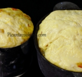 Смазываем верх кулича молоком, и ставим в разогретую духовку. Температуру снижаем со 180 на 160 и выпекаем 40-50 минут. Готовность определяем зубочисткой.	