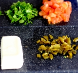Для начала нужно подготовить некоторые продукты: кинзу и помидор мелко порубите, а халапеньо нарежьте на крупные кусочки. Яйца и молоко хорошенько взбейте при помощи вилки или венчика. Добавьте соль и перец по вкусу и хорошо перемешайте.	