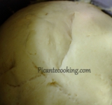 Вливаем в муку молоко с маслом и молоко с дрожжами, вымешиваем мягкое, эластичное тесто. Оно может липнуть к рукам – это нормально, и муку подсыпать не надо. Накрываем посуду с тестом полотенцем и оставляем на час подниматься.	