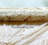 Сворачиваем творог плотным роллом. С помощью макисы это будет сделать достаточно легко. Творожный рулет отправляем в холодильник на 20 минут. Тем временем растапливаем шоколад на водяной бане.	