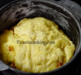 Формы для выпечки смазываем сливочным маслом и просыпаем мукой. Выкладываем в них тесто, накрываем кухонным полотенцем и даем настояться еще час.	