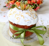 Пока куличи еще горячие, аккуратно смазываем их глазурью и украшаем по вкусу. Приятного аппетита и светлых Вам праздников! 
 
Cсылка на оригинальный рецепт:  www.picantecooking.com/recipe/paskhalnyi-kulich-s-shafranom-i-martsipanom 	