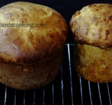 Готовые куличи остужаем 5 минут, затем вынимаем из формы.	