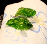 В небольшом сотейнике разогреваем растительное масло и обжариваем листья базилика. Вынимаем их на бумажное полотенце, чтобы убрать излишки жира.	