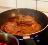 На хорошо разогретой сковороде обжариваем фуа-гра с двух сторон. Перекладываем в жароупорное блюдо и ставим в предварительно разогретую духовку на 4-5 минут.	