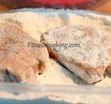 Солим и щедро посыпаем свежемолотым черным перцем стейки фуа-гра. Обваливаем стейки в муке.	