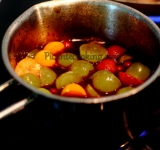 В небольшой сотейник насыпаем сахар и прогреваем на среднем огне до получения карамели. Сахар должен полностью раствориться и приобрести светло-бронзовый цвет. Очень осторожно вливаем портвейн, перемешиваем, доводим до кипения и варим пару минут до испарения алкоголя. Вливаем виноградный сок и на среднем огне увариваем массу до загустения (4-5 минут). В слегка загустевший соус добавляем фрукты ( клубнику, виноград, смородину, физалис). Прогреваем массу пару минут – соус готов!	