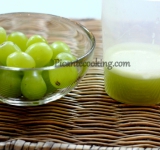 20 ягод винограда откладываем в сторону, разрезав каждую ягодку пополам. Из остального винограда выдавливаем сок.	