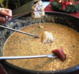 Каждый гость накалывает на палочки понравившуюся закуску, макает в теплую сырную массу с приятным ароматом грибов и вкушает. Приятного вам аппетита! 
 
Cсылка на оригинальный рецепт:  www.picantecooking.com/recipe/syrnoe-fondyu-s-gribami-utekha-dlya-veseloi-kompanii 	