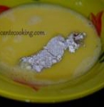 Мясо вынимаем из маринада и слегка обсушиваем бумажным полотенцем. Готовим ингредиенты для панировки, яйца взбиваем с водой в отдельной миске, в другую насыпаем муку, в третью кокосовую стружку. Кусочек мяса обмакиваем в муке, затем пропитываем яичной массой.	