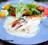 Готовое мясо нарезаем на кусочки, поливаем соусом и подаем к столу. В качестве гарнира к блюду хорошо подходит картофель в любом виде, а так же отваренная фасоль, кускус или булгур. Приятного вам аппетита! 
 
Cсылка на оригинальный рецепт:  www.picantecooking.com/recipe/zapechennaya-kuritsa-s-estragonovym-sousom 	