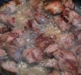 Для начала тщательно вымойте мясо, обсушите бумажным полотенцем. Нарежьте на кусочки, посыпьте солью и перцем и уберите минут на 15. На холодную сковородку выложите бараний жир и поставьте на средний огонь. Когда жир начнет плавиться, выложите мясо и жарьте до готовности. Когда мясо будет готово- выложите его в отдельную посуду и храните в тепле.	