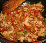 На среднем огне, постоянно помешивая, жарьте до полной готовности мяса. 
 
По инструкции на упаковке отварите лапшу почти до готовности, а затем откиньте ее на дуршлаг и поместите в вок к мясу и овощам. 
 
Добавьте специи и терияки по вкусу, продолжая постоянно помешивать, готовьте еще минуты.  
Приятного аппетита!	