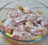 Разогрейте духовку. В форму для выпечки выложите мясо (внимание! маринад выливать в форму не надо!!!), положите пару кусочков лимона и смажьте поверхность мяса сметаной (немного). 
 
Поставьте форму в духовку. Запекать ее долго не нужно и, лучше всего, с понижением температуры. Около 20 минут готовьте при температуре 200 градусов, затем еще примерно 20 минут — при 175.  
 
Сметана запросто может пригореть, поэтому лучше всего накрыть курицу фольгой или крышкой. 
 
Подавать эту вкуснятин лучше всего с картошкой, посыпав свежей зеленью. 
 
Приятного аппетита!	