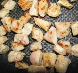 Для начала нарежьте куриное филе на небольшие кубички. Быстро обжарьте мясо на сковородке, с добавлением соли и карри по вкусу. Поставьте на огонь кастрюлю с водой и, когда она закипит, добавьте в сп мясо. Добавьте перец, лавровый лист (опционально) и оставьте бульон томиться на небольшом огне.  
 
Готовим сырные шарики. Натрите сыр на мелкой терке, перемешайте его с холодным маслом и яйцом до однородной массы, потом добавьте муку и снова тщательно перемешайте. Однородное тесто поставьте в холодильник.	