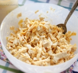 Готовую курицу полностью остудите и нарежьте на мелкие кусочки. Смешайте филе и блинчики вместе, приправьте, добавьте майонез. Перемешайте. Из кукурузы слейте всю жидкость и добавьте кукурузу в салат. Еще раз хорошенько перемешайте и подавайте к столу.  
 
Также в этот салат можно добавлять лук и маринованный огурчик. Приятного аппетита! 
 
Ссылка на источник рецепта:  kulinariya123.blogspot.ru/2013/11/621.html 	