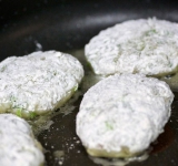 Разогрейте сковородку с 2-3 ст. ложками масла, на среднем огне. Смочите руки водой и формируйте котлетки. Каждую котлету обваляйте в муке или сухарях и выложите на сковородку.	
